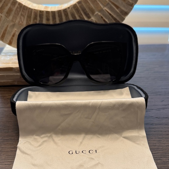 Gucci Black Women's Sunglasses - Picture 5 of 9